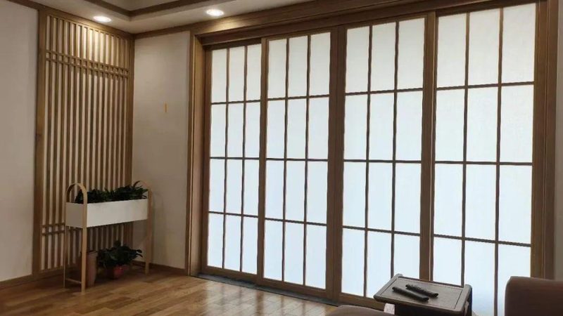 为了避免锁扣地板在铺设过程中出现起拱现象，可以采取以下措施：